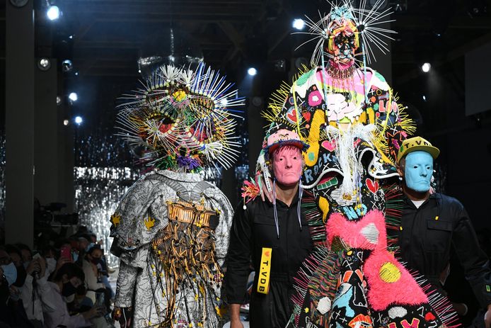 Modeshow van Tom Van Der Borght tijdens het modefestival van Hyères.