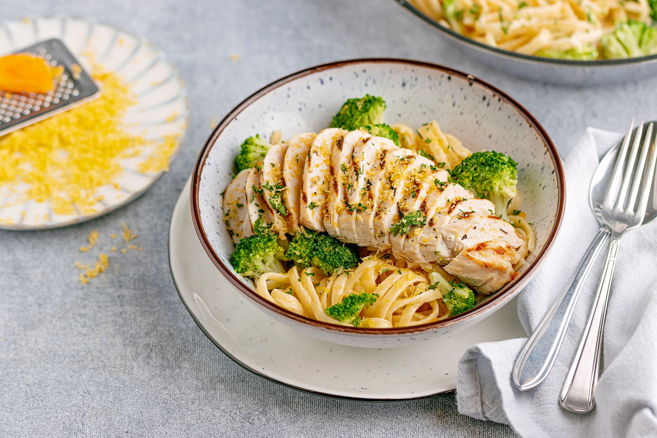 Wat eten we vandaag romige pasta alfredo met kip en gedroogd eigeel