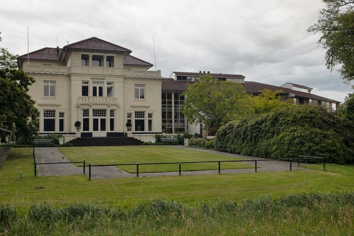 Archipel heeft De Dommelhoef verkocht. Naast de monumentale villa is een deel van de aanbouw uit 1992 zichtbaar.