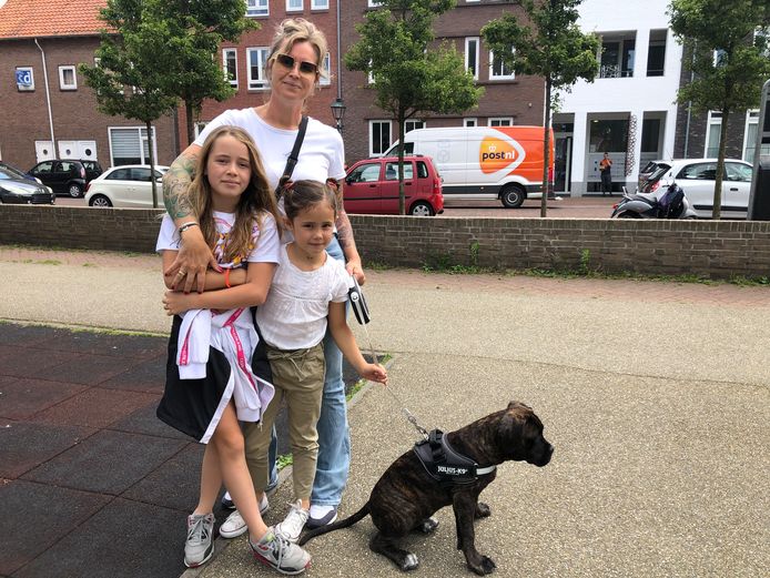 Samantha Alfons-Prins met dochters Jay-Lee (9) en Djévani en coronahond Bentley.