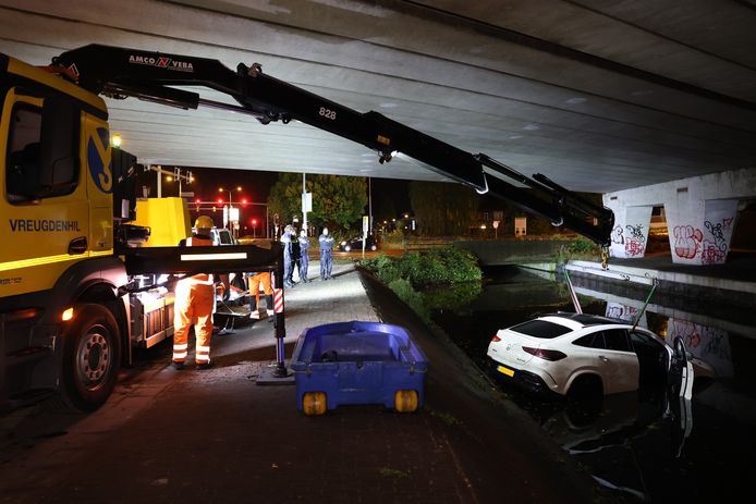 Een auto is gisteravond in het water beland aan de Prins Bernhardlaan in Voorburg.