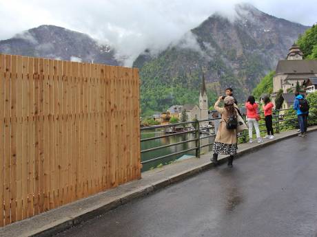 Face au tourisme de masse, ce village autrichien installe une barrière anti-selfies