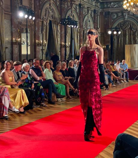 Oekraïense en Russische modellen defileren zij aan zij tijdens Belgian Fashion Week in Gent: “Dit is de geboorteplaats van het textiel”