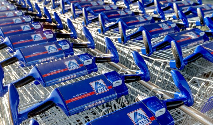 Winkelwagentjes met het logo van de supermarktketen Aldi