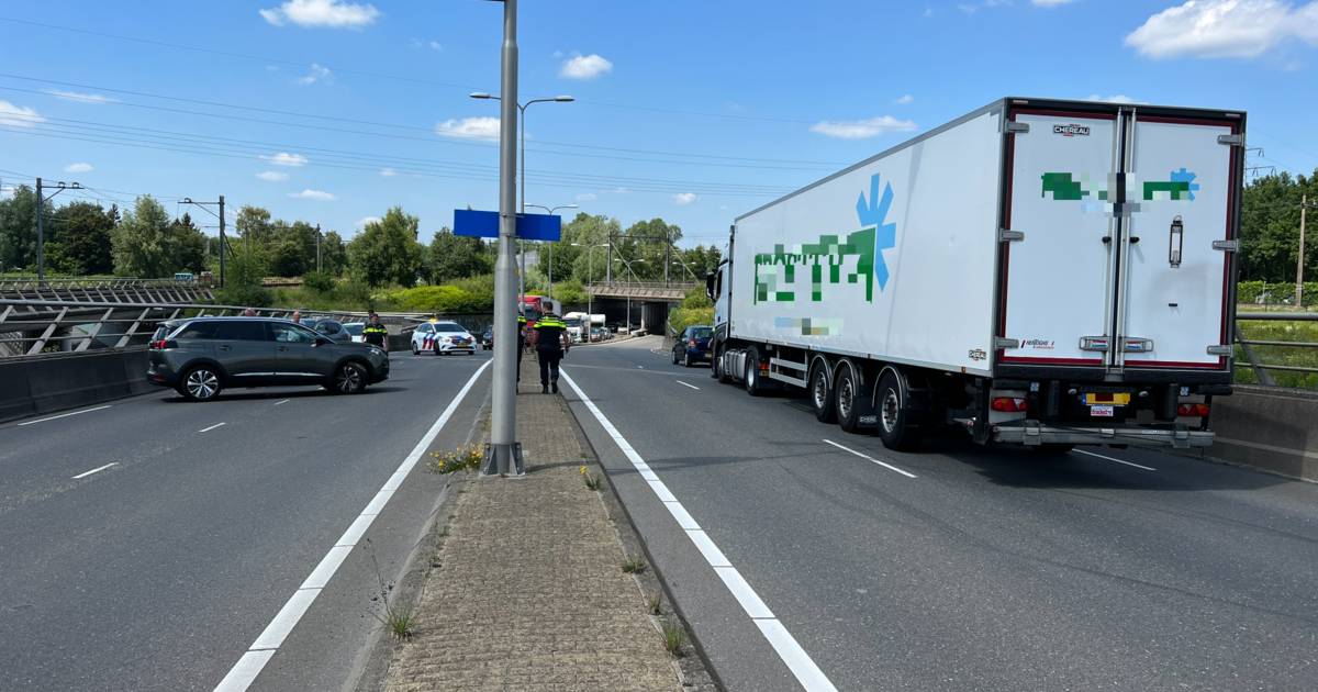 En wéér belandt een automobilist op de verkeerde weghelft na aanrijding met vrachtwagen op De Knoop in Deventer.