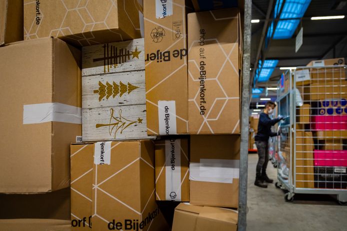 Alle hens aan dek voor alle medewerkers van PostNL, ze verwerken en bezorgen deze week 2 miljoen pakketten per dag. Dat zijn er weer een stuk meer dan een jaar geleden.