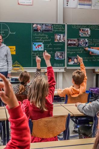 Vlaamse regering wil af van statutaire ambtenaren, maar geeft leerkrachten sinds kort dubbel zo snel een vaste benoeming: hoe komt dat?