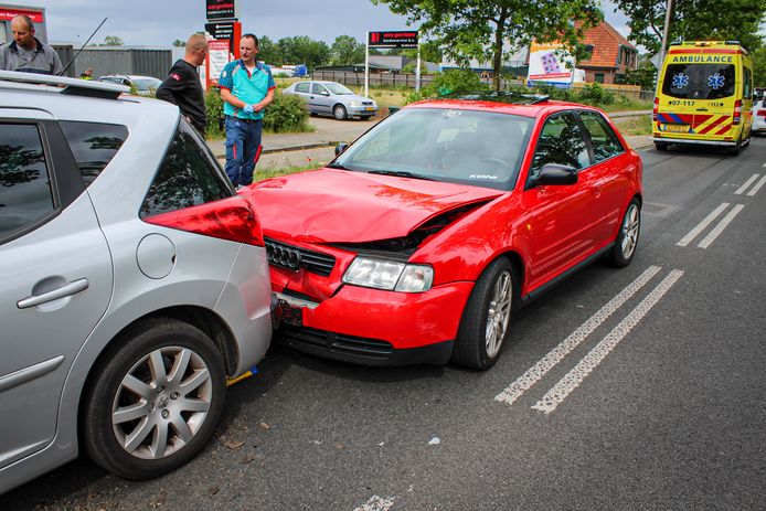 Aan de auto's is schade ontstaan door de botsing in Dieren.