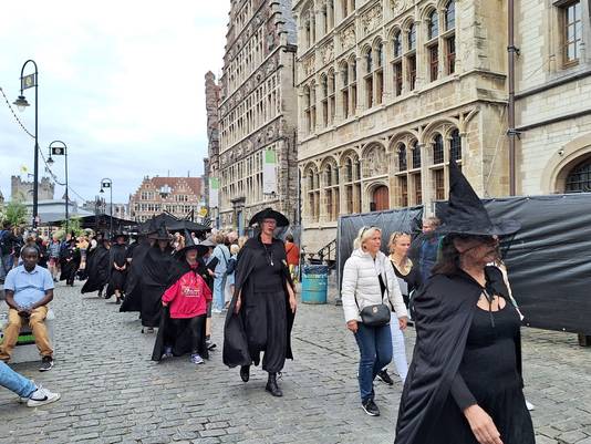Una processione di streghe è passata attraverso Gentse Feesten.