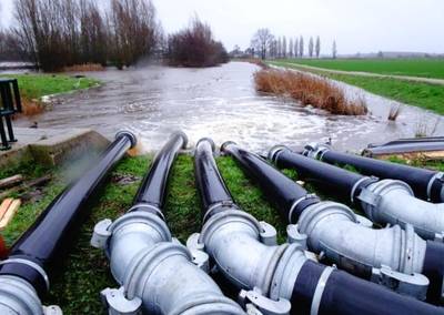 Alle hens aan dek in Terheijden: pompen en enorme buizen om water bij ijsclub weg te krijgen