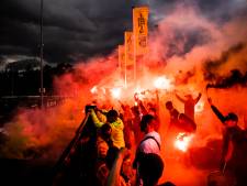 Vitessefans feestend richting Europa: spelers onthaald met vuurwerk, fakkels en gezang