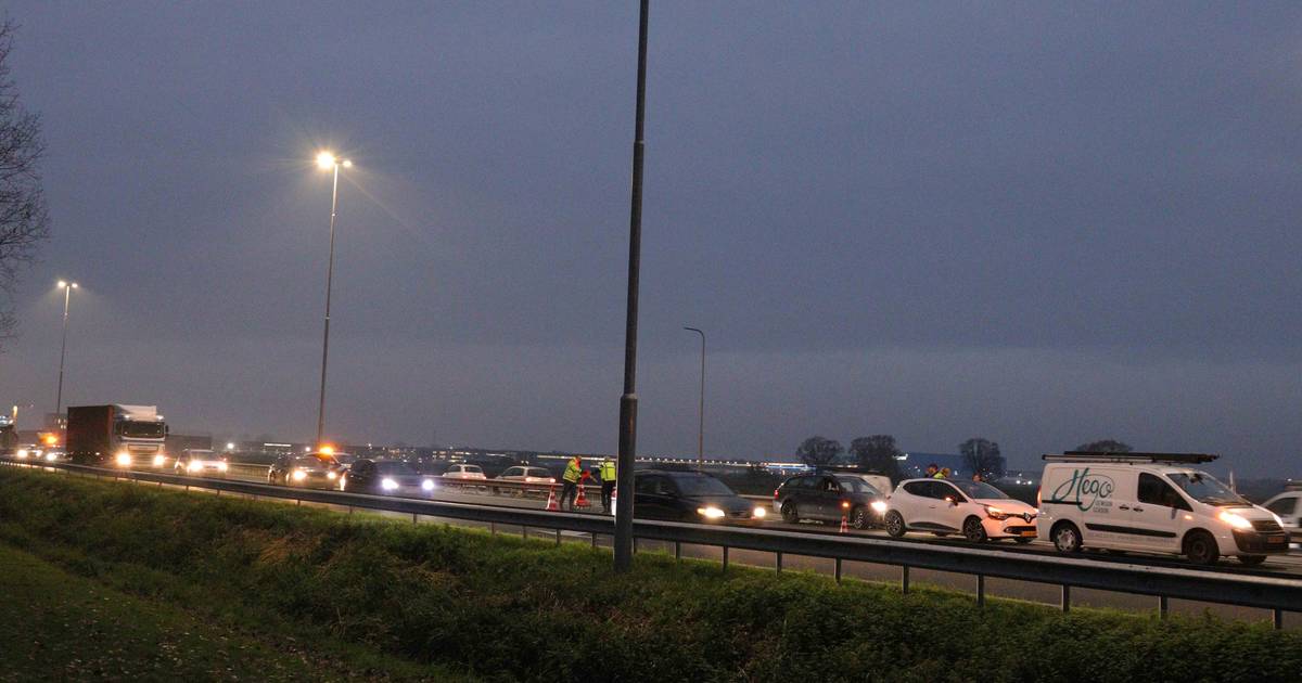 Flinke file op A59 bij Waalwijk door ongeval met meerdere voertuigen.
