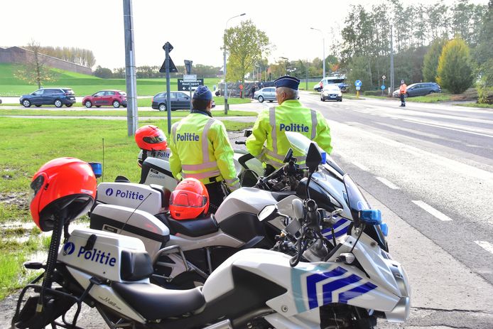 De plaats van de moord, langs de Moeskroensesteenweg in Aalbeke, op een parkeerstrook ter hoogte van het domein waarop het houtbedrijf Vandecasteele is gevestigd.