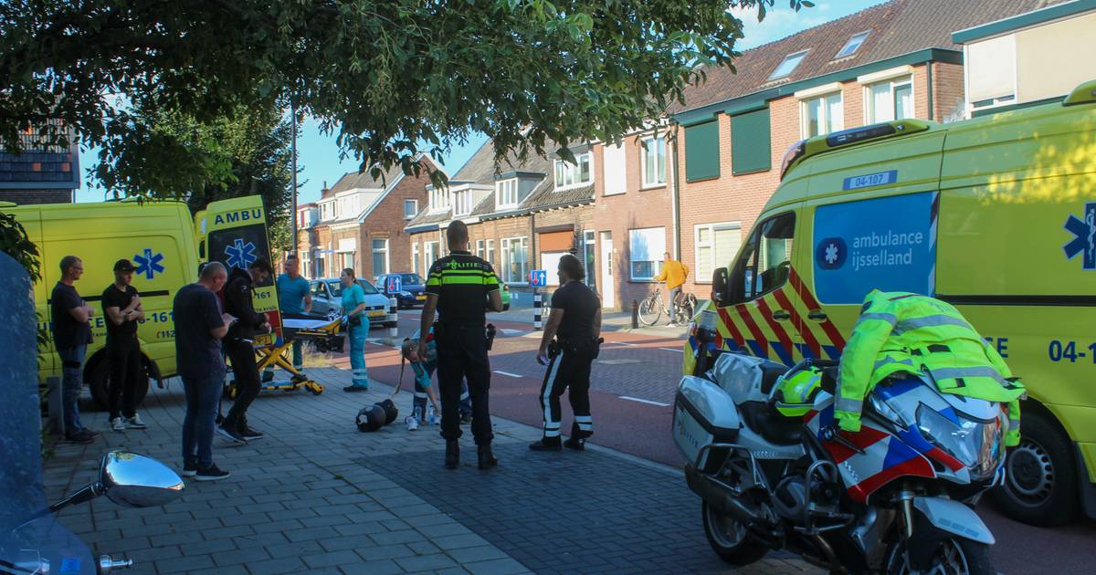 Scooter knalt op parkerende auto in Zutphen twee gewonden Zutphen