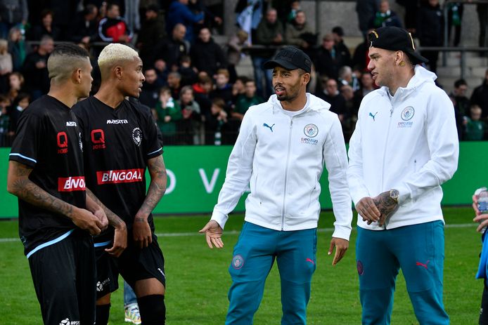 Gabriel Jesus en Ederson maken na de wedstrijd een praatje met de spelers van Lommel SK.