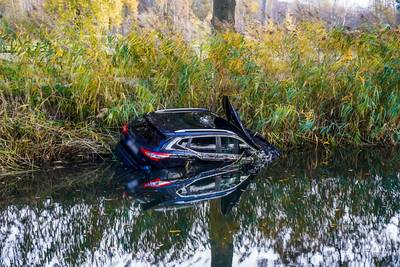 Auto te water in Helenaveen