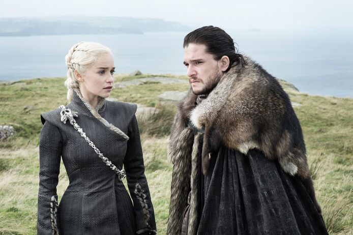 Game of Thrones; seizoen 7. Op de foto: Emilia Clarke (Daenerys Targaryen) en Kit Harington (Jon Snow).
