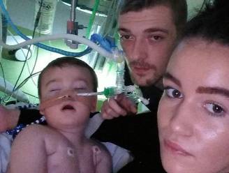 Nieuwe tegenslag voor ouders van doodzieke Alfie (2): hun zoontje wordt definitief van machines gehaald