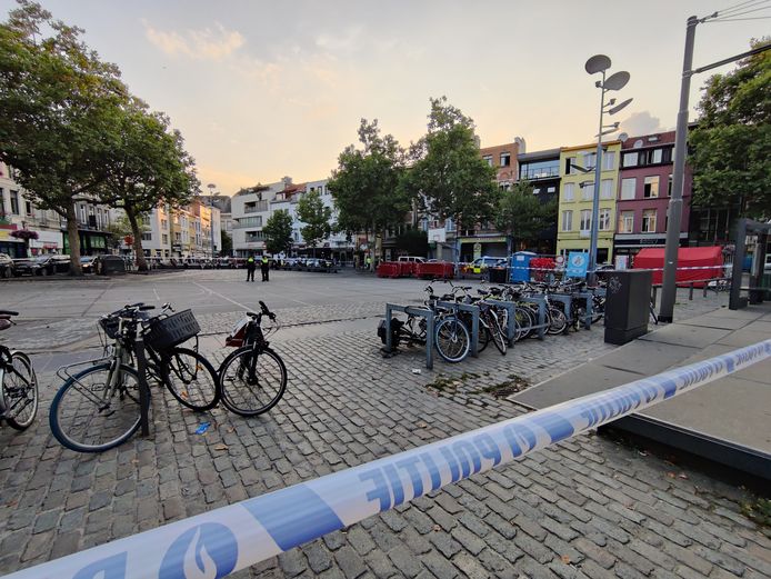 Politie op het De Coninckplein, waar afgelopen maandag nog een man overleed na een schietpartij.