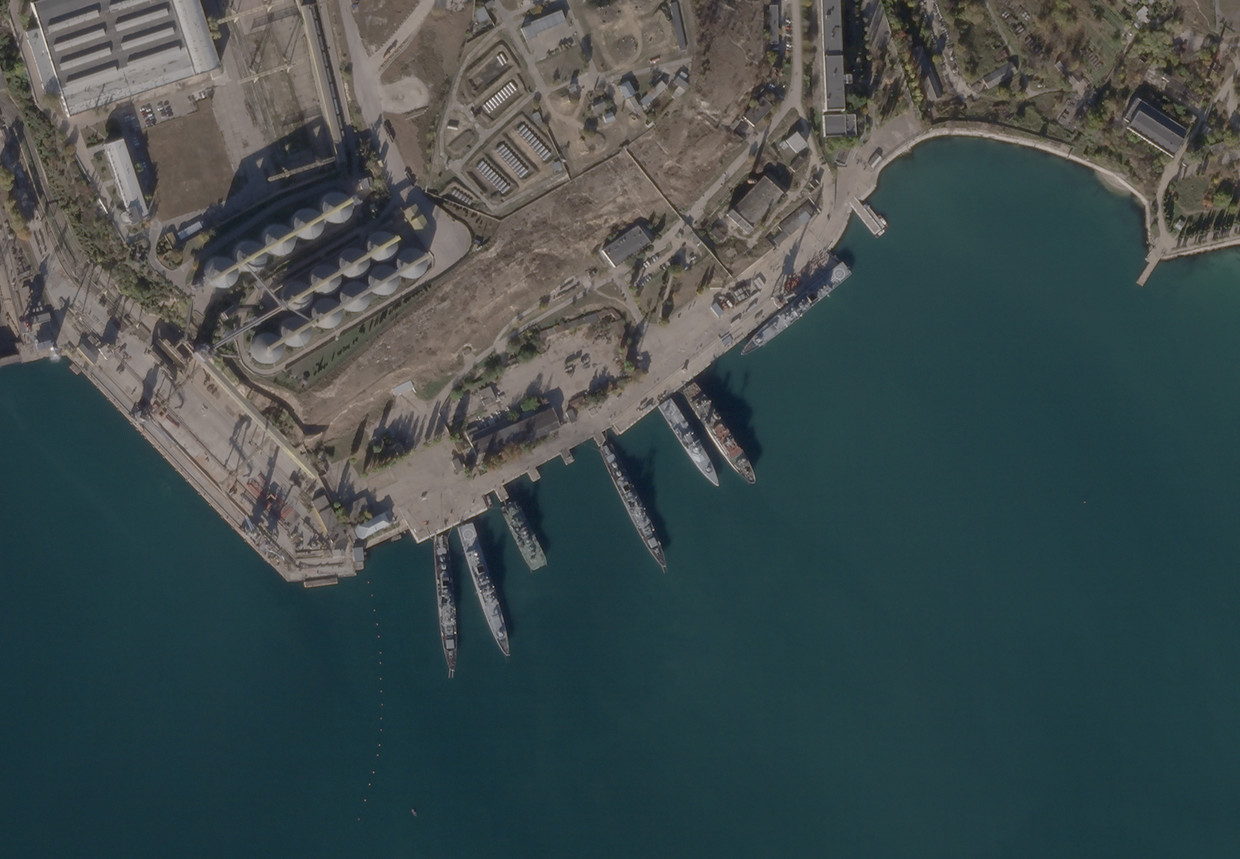 Satellietbeeld van een deel van de haven van Sebastopol op 1 november. Het tweede schip van links en het schip op rechts zijn van de Grigorovitsj- klasse. Beeld Planet Labs / de Volkskrant