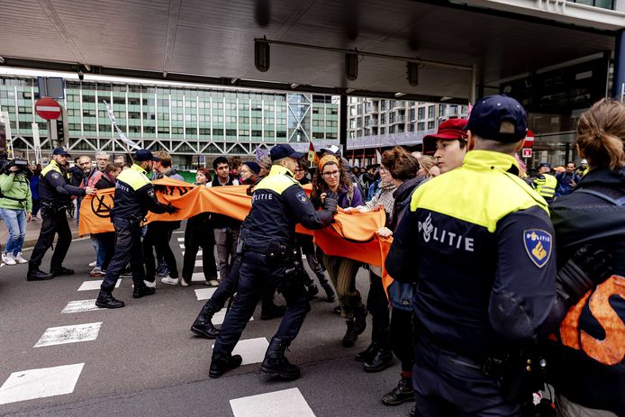 Klimaatactivisten van actiegroep Extinction Rebellion blokkeren het kruispunt tussen de tijdelijke Tweede Kamer en het ministerie van Economische Zaken en Klimaat. Met een week vol acties demonstreert de actiegroep tegen het huidige klimaatbeleid van de overheid.