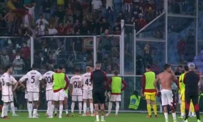 De Roma-fans namen de spelers op de korrel met gezangen vanuit de tribunes.