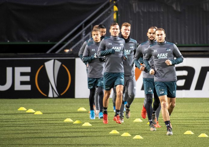 AZ traint ter voorbereiding op het Europa League-treffen met Partizan in het stadion van ADO Den Haag, waar vanavond ook de wedstrijd wordt gespeeld. Voorop aanvoerder Teun Koopmeiners.