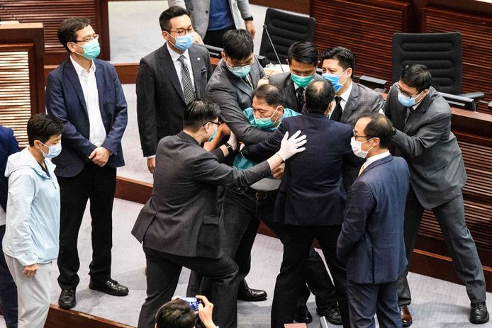Tijdens een zitting van het parlement in Hongkong kwam het vandaag al tot protest.