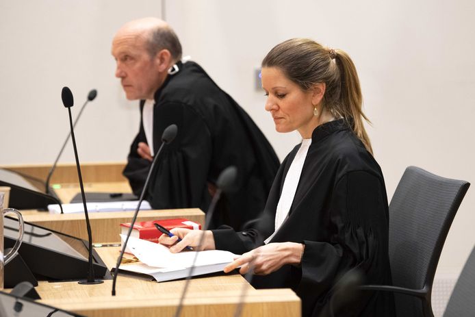 Advocaten Sabine ten Doesschate en Boudewijn van Eijck bij de start van de pleidooien in het Justitieel Complex Schiphol