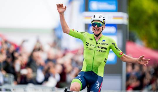 Sloveen Tadej Pogacar wint wereldkampioenschap wielrennen in Zürich, Evenepoel vijfde