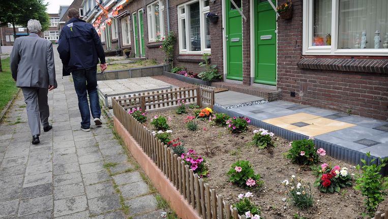 In de wijk Geitenkamp in Arnhem onderhouden buurtbewoners samen de groenstroken. Beeld Marcel van den Bergh / De Volkskrant