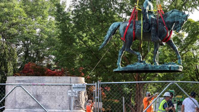 Omstreden standbeeld van generaal Lee in Charlottesville weggehaald