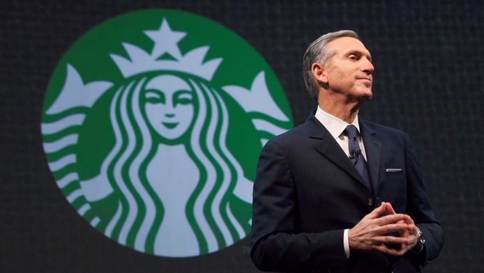 Agé de 64 ans, il ne dit pas s'il va se lancer en politique, mais son départ est de nature à relancer les spéculations. Patron engagé, Howard Schultz s'est toujours illustré par ses prises de position politiques