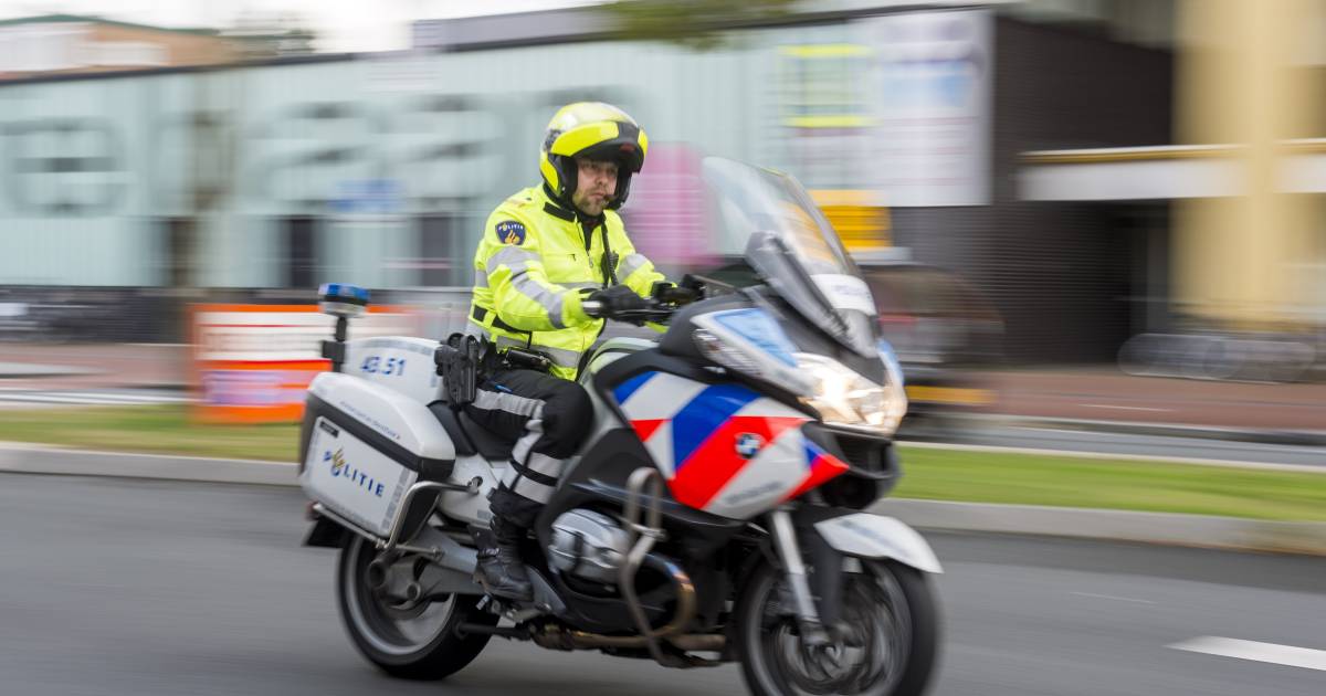 Motoragent ligt enige tijd zwaargewond in berm langs snelweg na aanrijding met spookrijder.