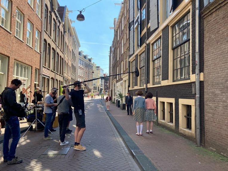 Aiko Beemsterboer en Josephine Arendsen als Anne en Hannah tijdens de opnames in de Peperstraat, Amsterdam.  Beeld Belinda van de Graaf