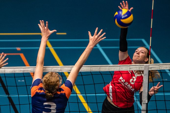 Volleybalclub WIK (rode shirts) moet noodgedwongen een speelronde overslaan vanwege positieve coronagevallen in de selectie.