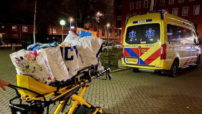 Vrouw ligt op grond in kale woning als medewerkers ambulance haar vinden: ‘Grijpt je zó aan’