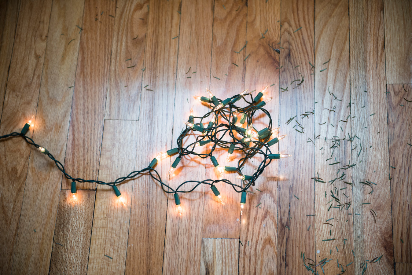 Het snoer van kerstlampjes in de knoop en naalden door je hele huis - hoe voorkom je deze kerstergernissen?