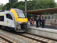 Bizar incident in station Torhout: man laat trein over zich rijden, krabbelt recht en roept: “Hopelijk hebben jullie allen veel vertraging”
