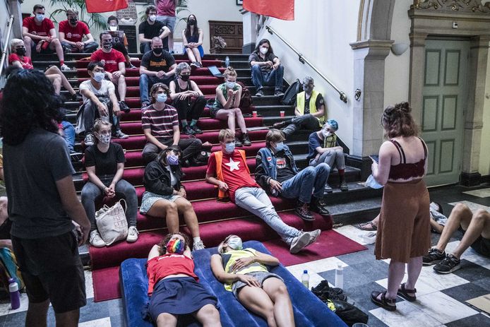 Een groep studenten heeft het Academiegebouw in Groningen bezet wegens de woningcrisis.