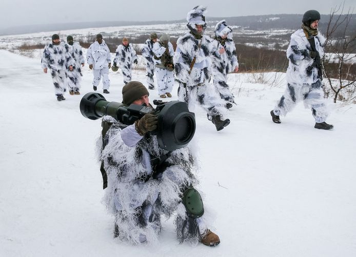 Oekraïense militairen met Brits antitankgeschut tijdens een driloefening.