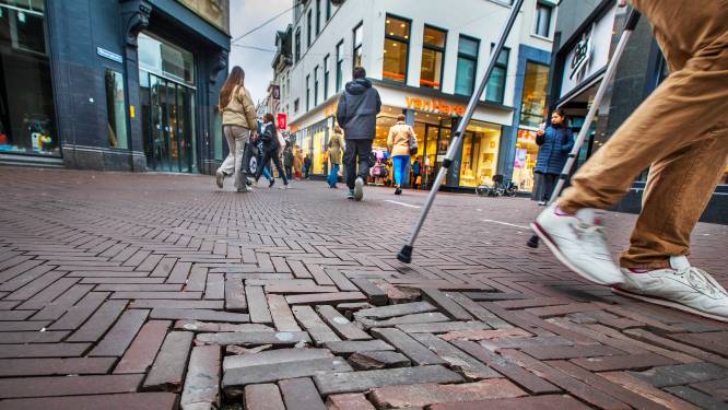 Pas op! In deze bekende winkelstraat lopen voetgangers grote kans om onderuit te gaan: ‘Levensgevaarlijk’