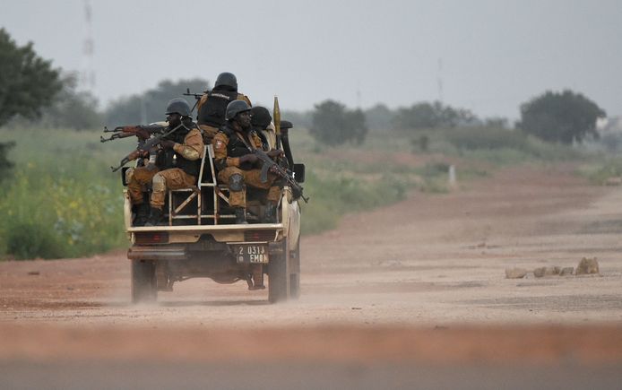 Een patrouille van gewapende agenten in Burkina Faso.