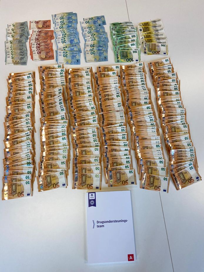 29.000 euro cash geld in beslag genomen tijdens huiszoekingen bij ...
