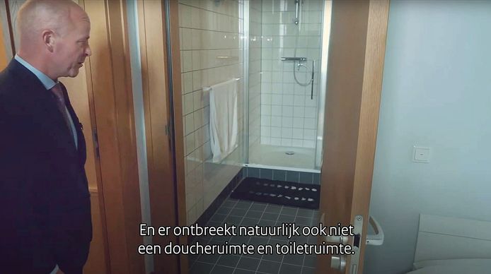 Demissionair staatssecretaris Raymond Knops (Koninkrijksrelaties) show in 2018 zijn kamer - met bed en douche - bij het ministerie van BZK.