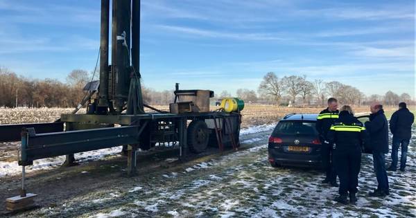 Ontmanteling geheime zender met 50 meter hoge mast in Saasveld - Tubantia