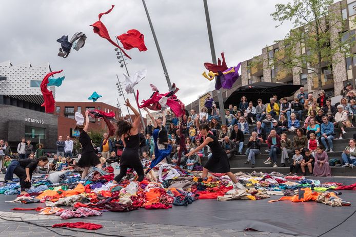 Spoffin-voorstelling bij de trappen op het Eemplein, zaterdagmiddag.