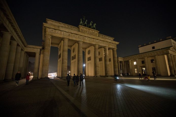 De lichten van de Brandenburgse poort in de Duitse hoofdstad Berlijn werden gedoofd.
