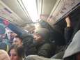 Woedende verpleegsters delen foto’s van overvolle metrostellen in Londen: “Ik breng mijn gezondheid in gevaar op weg naar ziekenhuis”