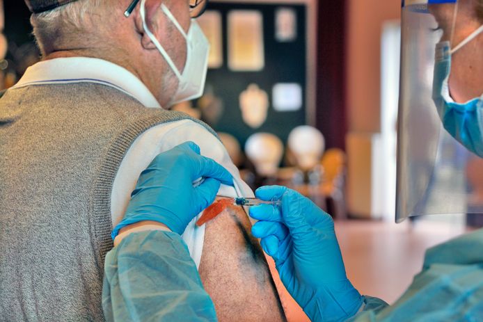 Ter illustratie: Een man wordt ingeënt tegen het griepvirus.